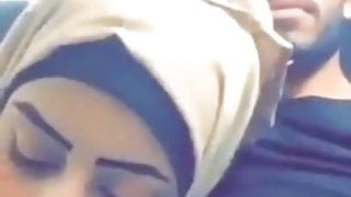 طالبة محجبة تمص زب حبيبها في الشارع